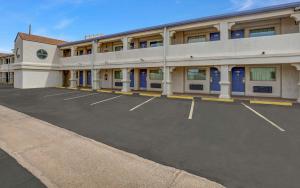 un parcheggio vuoto di fronte a un edificio di Motel 6-Clovis, NM a Clovis