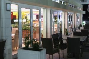 Reštaurácia alebo iné gastronomické zariadenie v ubytovaní Apartments and Rooms Astoria
