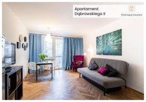 ワルシャワにあるPiotrApartments IVのリビングルーム(ソファ、テーブル付)