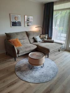 a living room with a couch and a coffee table at Ferienwohnung Hansens in Dangast