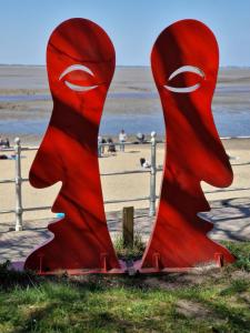a pair ofulptures in front of a beach at Ferienwohnung Hansens in Dangast