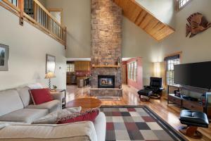Una sala de estar con un sofá y una chimenea. en Lake Haven, en Eureka Springs