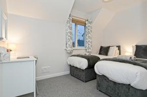 A bed or beds in a room at StayRight 2 Bed Beach House with Private Parking- Next to Barry Beach and Jackson Bay