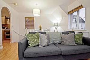 A seating area at StayRight 2 Bed Beach House with Private Parking- Next to Barry Beach and Jackson Bay