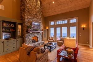 een grote woonkamer met een stenen open haard bij Skytop Retreat in Sugar Mountain