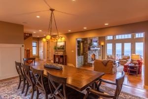 een eetkamer en woonkamer met een tafel en stoelen bij Skytop Retreat in Sugar Mountain