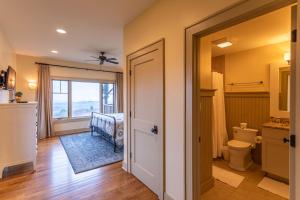 een badkamer met een toilet en een raam bij Skytop Retreat in Sugar Mountain +44 foto's