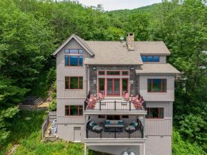 een luchtzicht op een huis met een balkon bij Skytop Retreat in Sugar Mountain