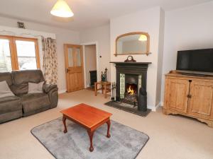 sala de estar con sofá y chimenea en Coffeys, en Ballymacarbry