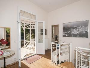 Habitación con paredes blancas, mesa y puerta de cristal. en Villa Soulac-sur-Mer, 9 pièces, 11 personnes - FR-1-648-42, en Soulac-sur-Mer