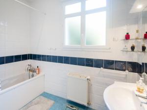 baño blanco con lavabo y ventana en Villa Soulac-sur-Mer, 9 pièces, 11 personnes - FR-1-648-42, en Soulac-sur-Mer