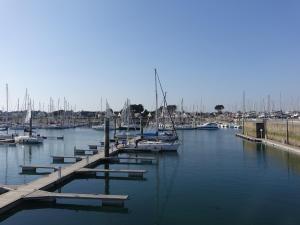 a marina with boats docked in the water at Appartement Arzon, 2 pièces, 5 personnes - FR-1-639-17 in Arzon