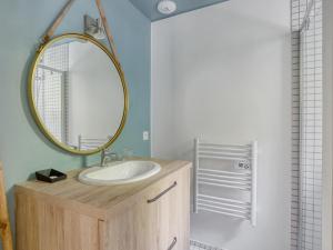 a bathroom with a sink and a mirror at Maison 3 étoiles, piscine chauffée, accès plage privée, 12 couchages, proche lac et forêt - FR-1-521-185 in Biscarrosse