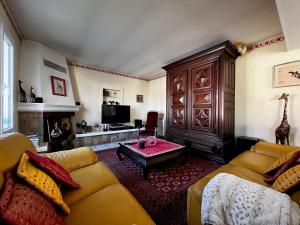 聖讓－德呂茲的住宿－Villa Saint-Jean-de-Luz, 4 pièces, 6 personnes - FR-1-239-718，带沙发和咖啡桌的客厅