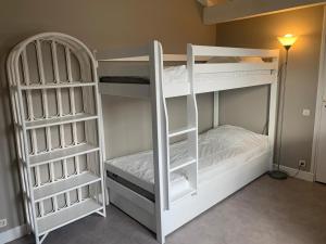 kilka łóżek piętrowych w pokoju w obiekcie Villa Saint-Jean-de-Luz, 4 pièces, 6 personnes - FR-1-239-718 w mieście Saint-Jean-de-Luz