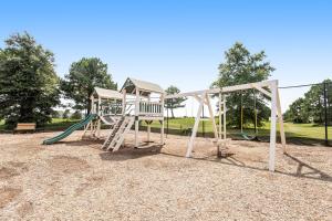 un parque infantil con tobogán y columpio en Bear Trap Dunes - 210H October Glory Ave, en Ocean View