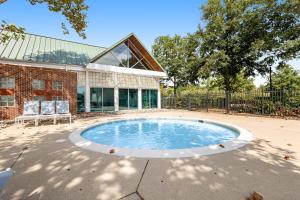 una piscina circular frente a un edificio en Bear Trap Dunes - 210H October Glory Ave, en Ocean View