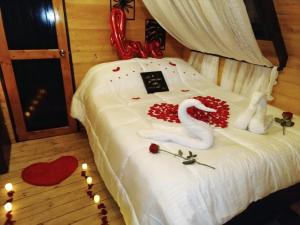 Glamping refugio Gaia客房内的一张或多张床位