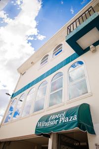 un edificio blanco con un cartel en el costado en Hotel Windsor Plaza, en San Salvador