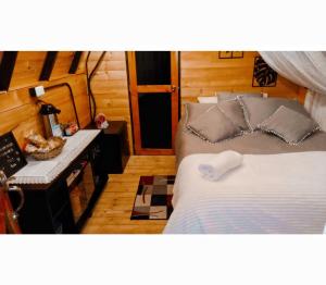 Glamping refugio Gaia客房内的一张或多张床位