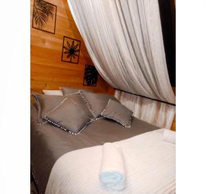 Glamping refugio Gaia客房内的一张或多张床位