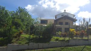 Giardino di Chez Hugo, bel appartement très bien situé pour visiter la Martinique en journée et dormir la nuit