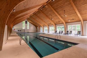 una piscina cubierta en una casa con techo de madera en Sylvan Falls at Yonahlossee, en Blowing Rock