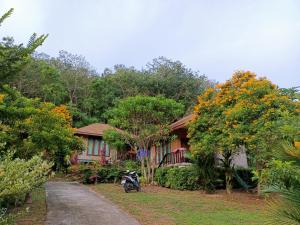 uma casa com uma moto estacionada em frente em The mantra resort em Ban Tha Rua