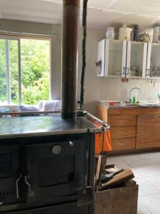 a kitchen with an old stove in a room at Hostal Flor del Meli in Dalcahue