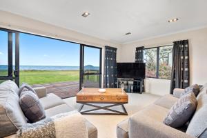 TV a/nebo společenská místnost v ubytování Korimako - Waitetoko Holiday Home