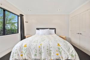 Postel nebo postele na pokoji v ubytování Korimako - Waitetoko Holiday Home