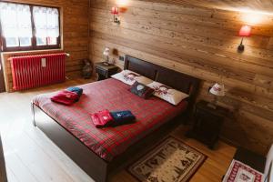 an overhead view of a bedroom with a bed in a cabin at Chalet La Balma in Macugnaga