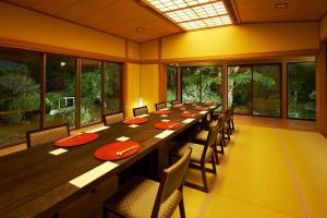 une grande salle à manger avec une grande table et des chaises dans l'établissement 熱海慧薗貸し切り, à Atami