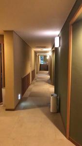 un corridoio in un edificio con corridoio Sidx Sidx Sidx Sidx di 熱海慧薗貸し切り ad Atami
