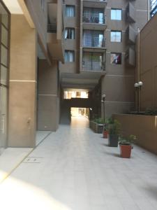 un pasillo vacío de un edificio con un edificio en Acogedor y renovado Departamento, en Santiago