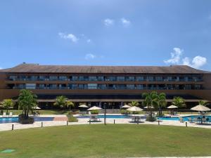 a hotel with a swimming pool and a resort at FLAT 210 - ECORESORT PRAIA DOS CARNEIROS in Tamandaré