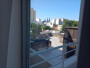 una ventana con vistas a la ciudad en Aspromonte Departamentos en La Plata