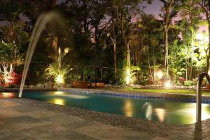 ein Schwimmbad in der Nacht mit einem Brunnen in der Unterkunft Reefside Villa in Crown Point