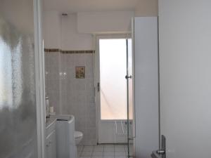 エヴィアン・レ・バンにあるAppartement Évian-les-Bains, 2 pièces, 4 personnes - FR-1-498-72のバスルーム(トイレ付)、窓が備わります。