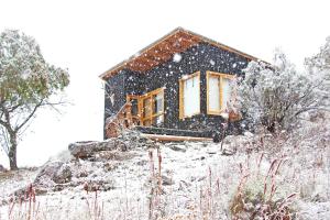 Una casa en una colina con nieve. en Fase a Tierra en 