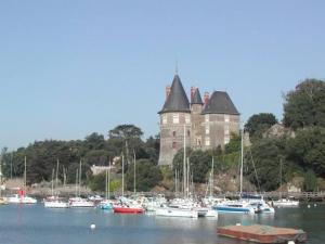 um monte de barcos na água em frente a um castelo em Gîte Saint-Brevin-les-Pins, 3 pièces, 4 personnes - FR-1-306-1031 em Saint-Brévin-les-Pins