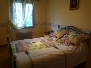 a bed in a bedroom with a window at Évasion rustique avec cheminée et vélos, proche du Mans - FR-1-410-166 in Congé-sur-Orne