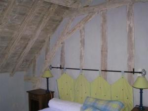 1 dormitorio con 1 cama y 2 lámparas en una habitación en Gîte Saint-Pierre-du-Lorouër, 5 pièces, 8 personnes - FR-1-410-164, en Saint-Pierre-du-Lorouër