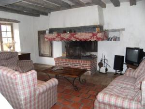 sala de estar con 2 sofás y chimenea en Gîte Saint-Pierre-du-Lorouër, 5 pièces, 8 personnes - FR-1-410-164, en Saint-Pierre-du-Lorouër