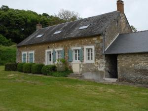 una vecchia casa in pietra con porta verde e finestre di Gîte spacieux rénové en 1850 avec grand jardin, terrasse, jeux pour enfants et équipements modernes ! - FR-1-410-172 a Pontvallain