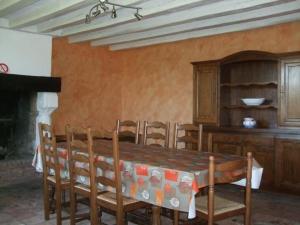 un comedor con mesa y sillas en una habitación en Gîte Saint-Mars-d'Outillé, 4 pièces, 8 personnes - FR-1-410-210, en Saint-Mars-dʼOutillé