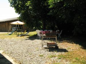 een tafel en stoelen en een parasol in de tuin bij Gîte Rouperroux-le-Coquet, 4 pièces, 6 personnes - FR-1-410-215 in Rouperroux-le-Coquet