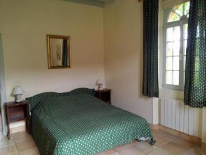 a bedroom with a green bed and a window at Gîte familial & authentique avec jardin arboré, entre Angers & Le Mans, idéal visites & détente - FR-1-410-208 in Dureil
