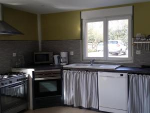 cocina con fregadero y ventana en Gîte Saint-Léonard-des-Bois, 8 pièces, 15 personnes - FR-1-410-224, en Saint-Léonard-des-Bois