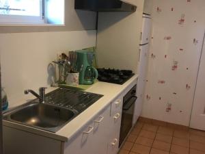 una cucina con lavello e fornello di Maison de campagne au calme, jardin, cheminée, proche village et loisirs - FR-1-410-170 a Vernie
